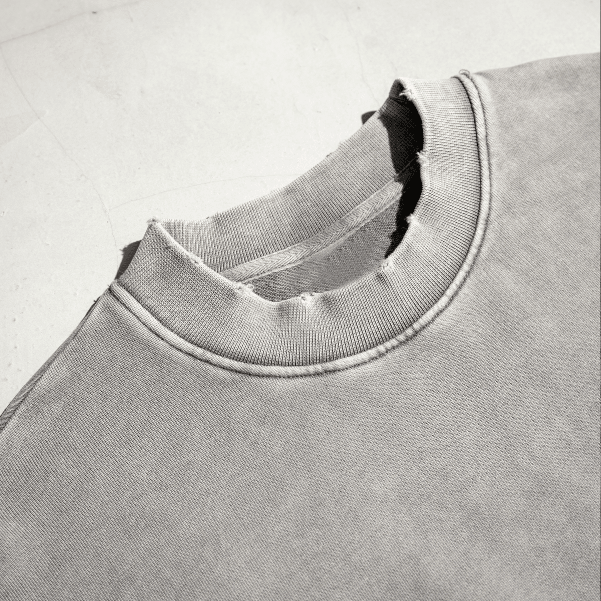 Cropped Oversized Washed Sweatshirt with Raw-Edge Streetwear Style