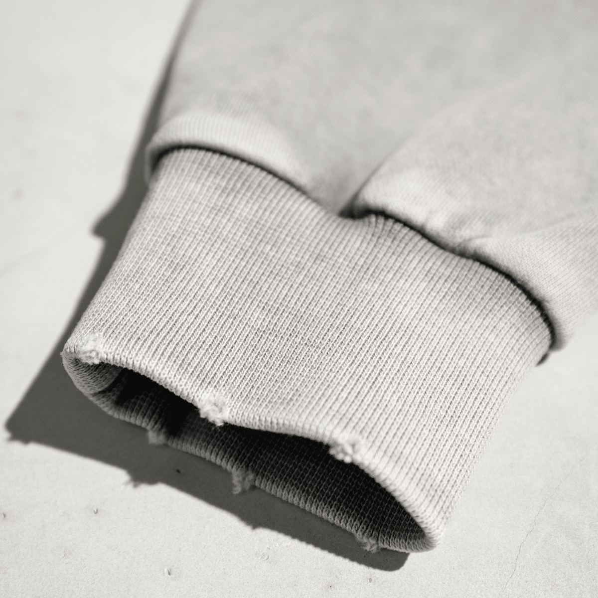 Cropped Oversized Washed Sweatshirt with Raw-Edge Streetwear Style