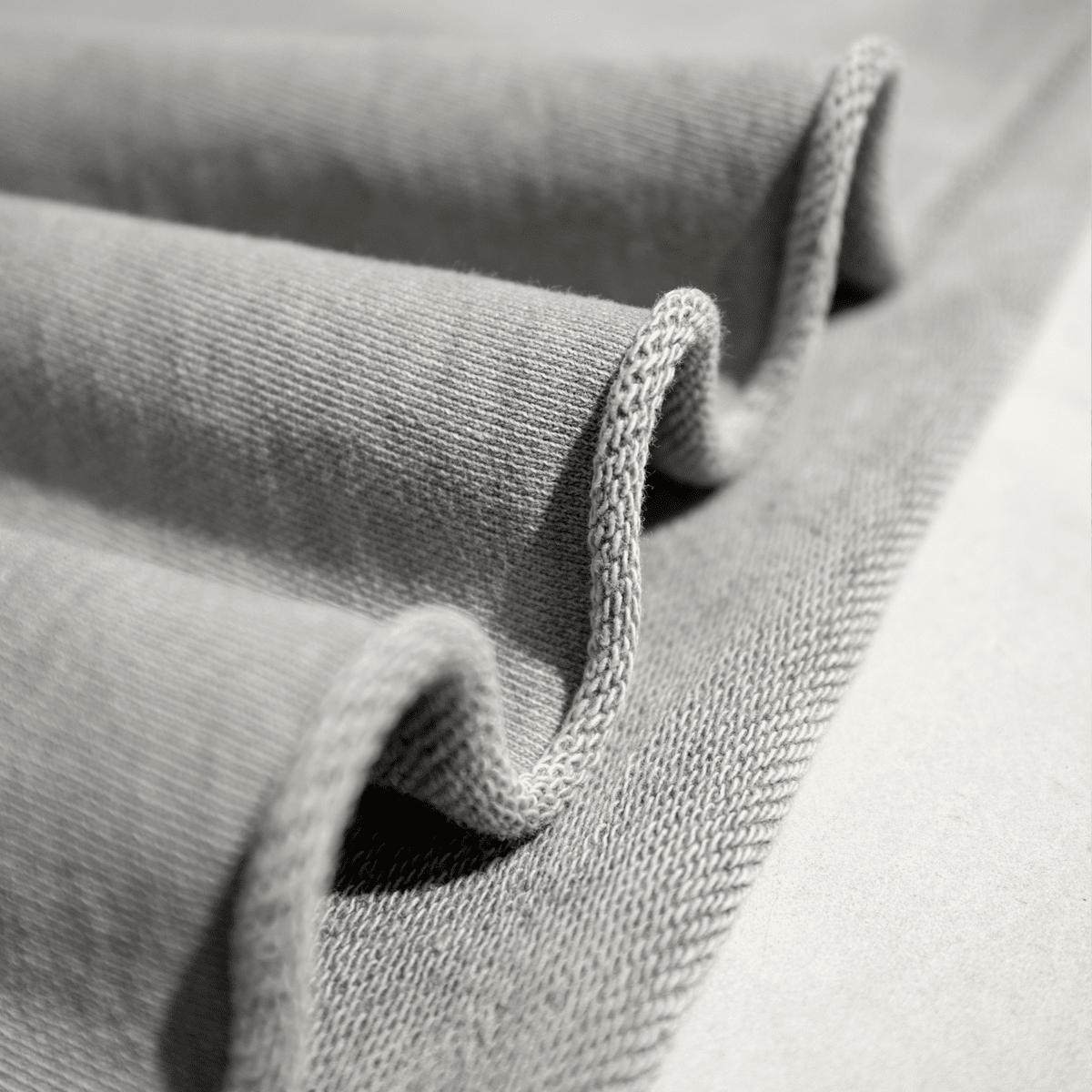 Cropped Oversized Washed Sweatshirt with Raw-Edge Streetwear Style