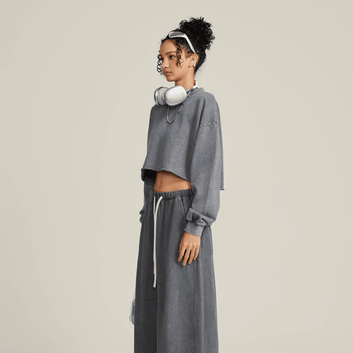 Cropped Oversized Washed Sweatshirt with Raw-Edge Streetwear Style